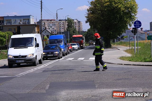 Zdjęcie w galerii na portalu naszraciborz.pl: Mercedes z Czech zapalił się na mycie wiadomości z regionu