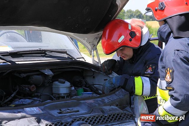 Zdjęcie w galerii na portalu naszraciborz.pl: Mercedes z Czech zapalił się na mycie wiadomości z regionu