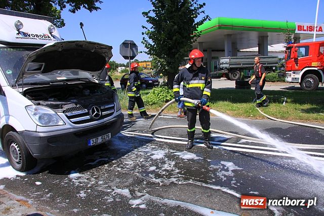 Zdjęcie w galerii na portalu naszraciborz.pl: Mercedes z Czech zapalił się na mycie wiadomości z regionu