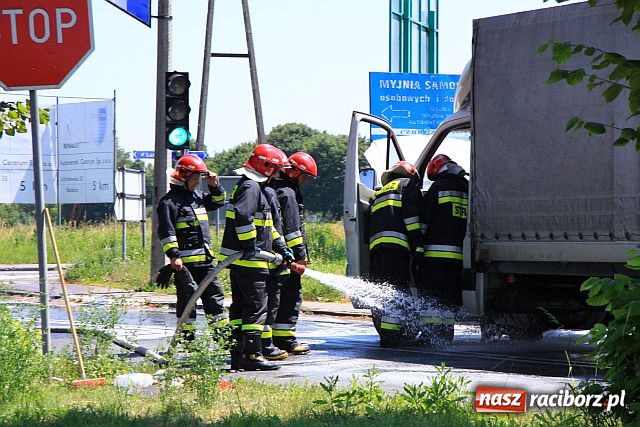 Zdjęcie w galerii na portalu naszraciborz.pl: Mercedes z Czech zapalił się na mycie wiadomości z regionu