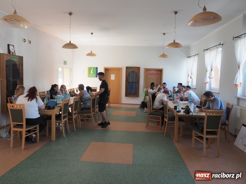 Zdjęcie w galerii na portalu naszraciborz.pl: Przyszli architekci z PWSZ inwentaryzują zabytki sakralne gminy Rudnik wiadomości z regionu