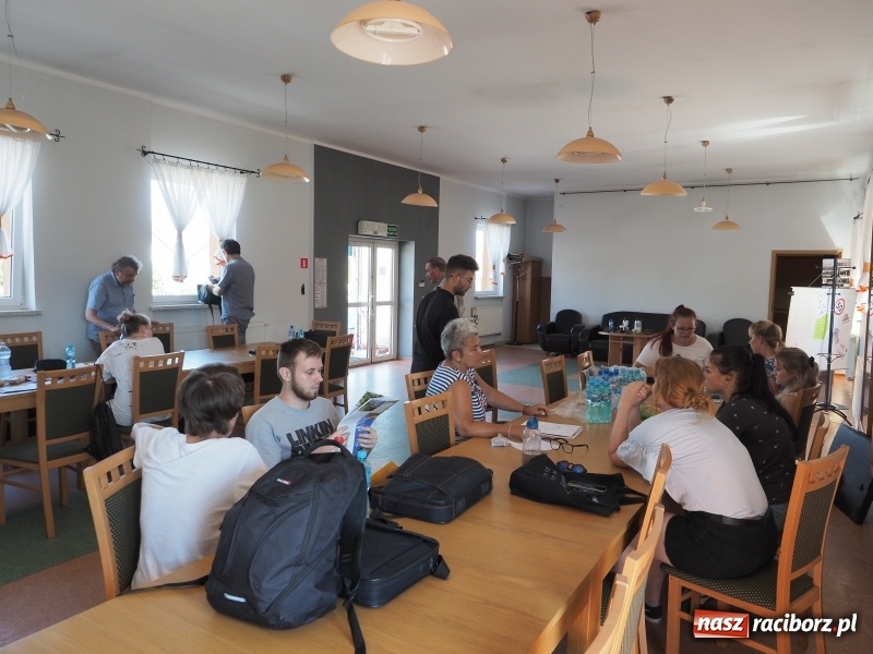 Zdjęcie w galerii na portalu naszraciborz.pl: Przyszli architekci z PWSZ inwentaryzują zabytki sakralne gminy Rudnik wiadomości z regionu