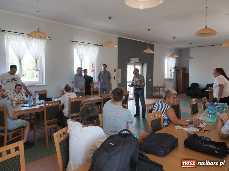 Zdjęcie w galerii na portalu naszraciborz.pl: Przyszli architekci z PWSZ inwentaryzują zabytki sakralne gminy Rudnik wiadomości z regionu