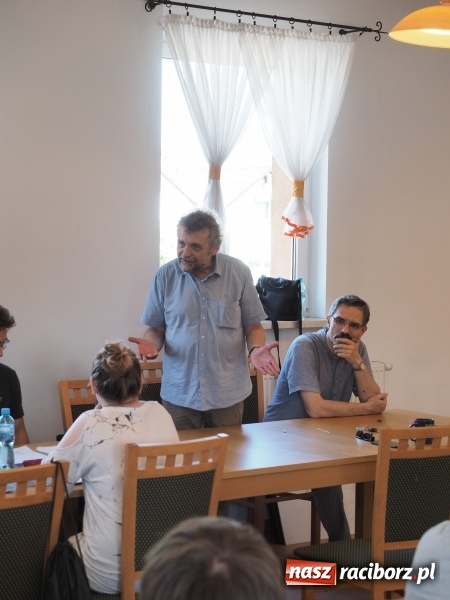 Zdjęcie w galerii na portalu naszraciborz.pl: Przyszli architekci z PWSZ inwentaryzują zabytki sakralne gminy Rudnik wiadomości z regionu