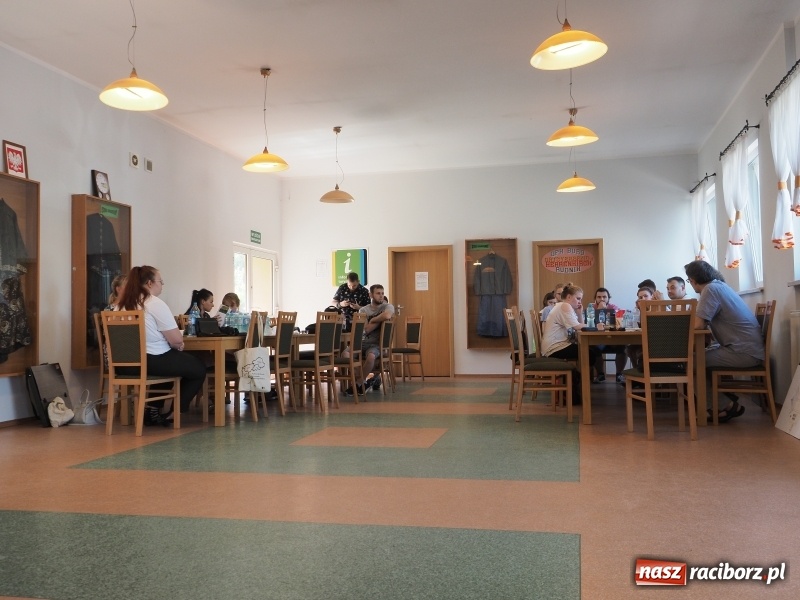 Zdjęcie w galerii na portalu naszraciborz.pl: Przyszli architekci z PWSZ inwentaryzują zabytki sakralne gminy Rudnik wiadomości z regionu