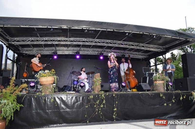 Zdjęcie w galerii na portalu naszraciborz.pl: Wianki w Rudzie, czyli I Noc Świętojańska w Kuźni Raciborskiej wiadomości z regionu