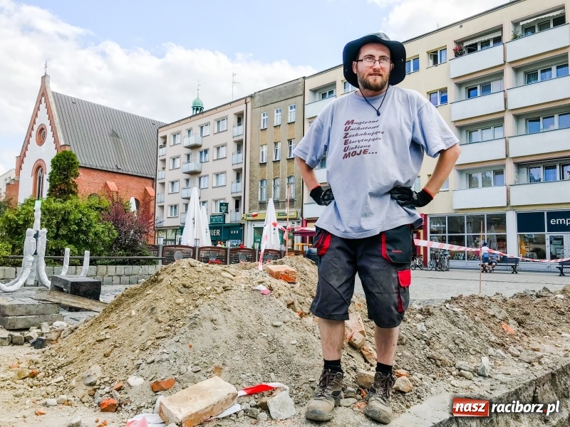 Zdjęcie w galerii na portalu naszraciborz.pl: Archeolodzy odkryli na rynku fragment ratusza?  wiadomości z regionu