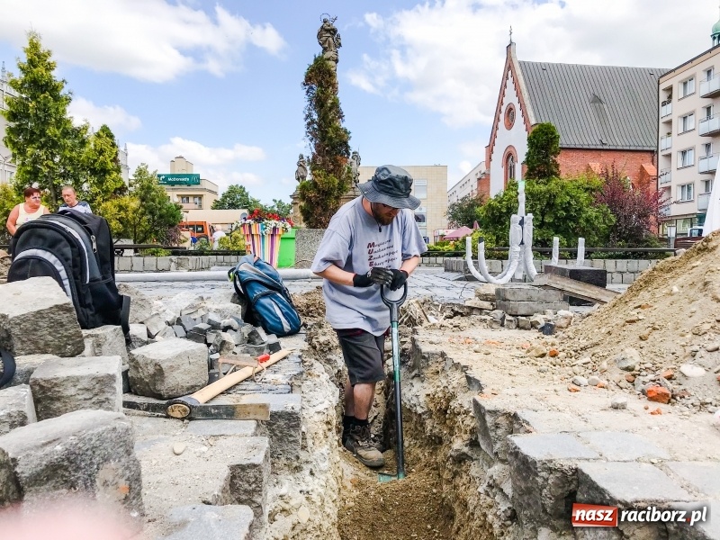 Zdjęcie w galerii na portalu naszraciborz.pl: Archeolodzy odkryli na rynku fragment ratusza?  wiadomości z regionu