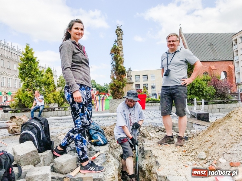 Zdjęcie w galerii na portalu naszraciborz.pl: Archeolodzy odkryli na rynku fragment ratusza?  wiadomości z regionu
