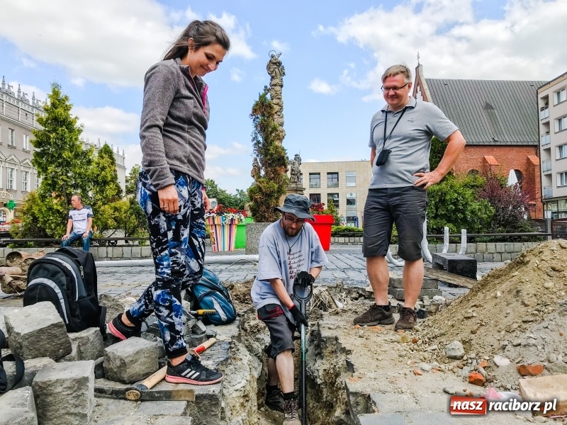 Zdjęcie w galerii na portalu naszraciborz.pl: Archeolodzy odkryli na rynku fragment ratusza?  wiadomości z regionu