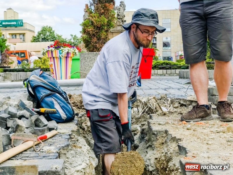 Zdjęcie w galerii na portalu naszraciborz.pl: Archeolodzy odkryli na rynku fragment ratusza?  wiadomości z regionu