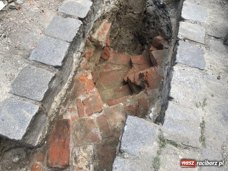 Zdjęcie w galerii na portalu naszraciborz.pl: Archeolodzy odkryli na rynku fragment ratusza?  wiadomości z regionu