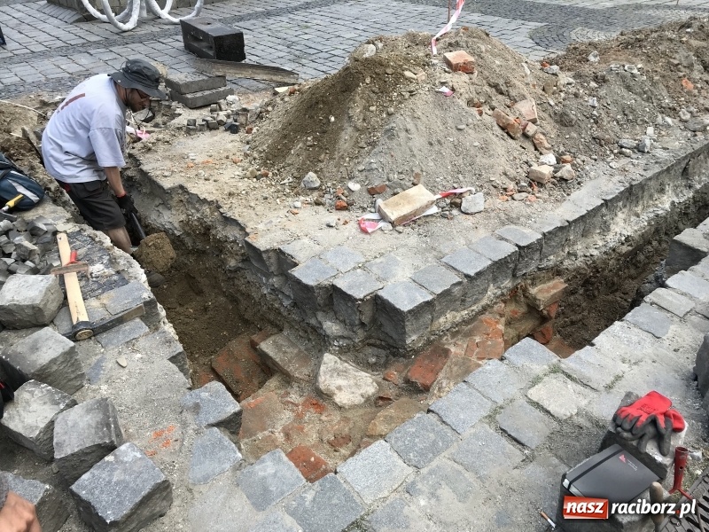 Zdjęcie w galerii na portalu naszraciborz.pl: Archeolodzy odkryli na rynku fragment ratusza?  wiadomości z regionu