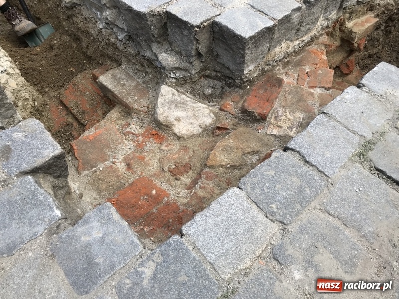 Zdjęcie w galerii na portalu naszraciborz.pl: Archeolodzy odkryli na rynku fragment ratusza?  wiadomości z regionu