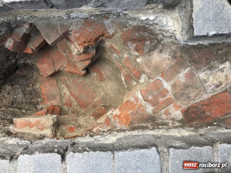 Zdjęcie w galerii na portalu naszraciborz.pl: Archeolodzy odkryli na rynku fragment ratusza?  wiadomości z regionu