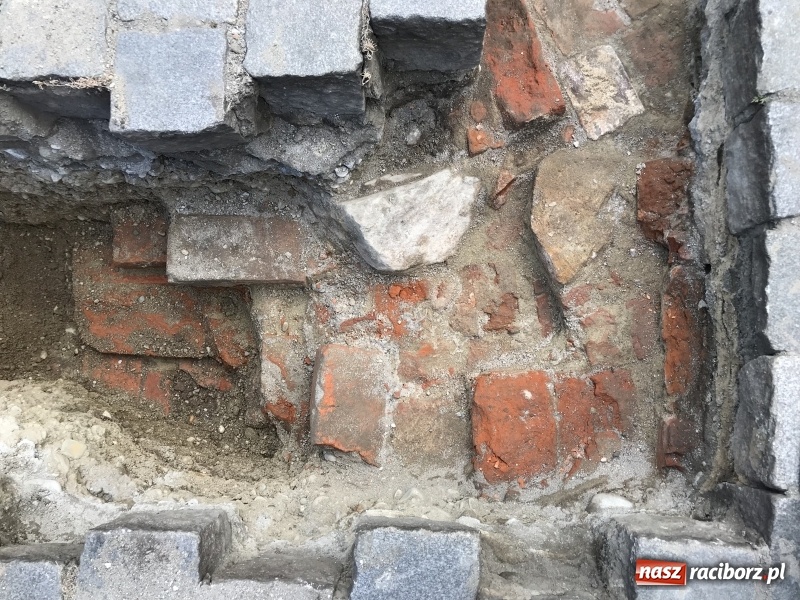 Zdjęcie w galerii na portalu naszraciborz.pl: Archeolodzy odkryli na rynku fragment ratusza?  wiadomości z regionu