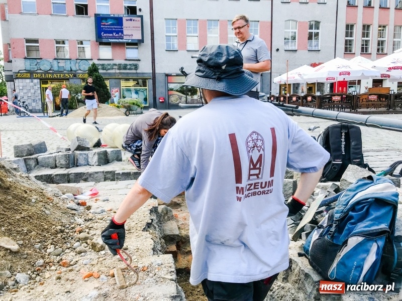Zdjęcie w galerii na portalu naszraciborz.pl: Archeolodzy odkryli na rynku fragment ratusza?  wiadomości z regionu