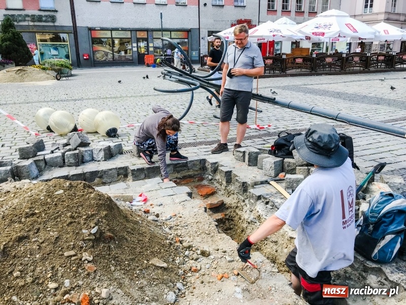 Zdjęcie w galerii na portalu naszraciborz.pl: Archeolodzy odkryli na rynku fragment ratusza?  wiadomości z regionu