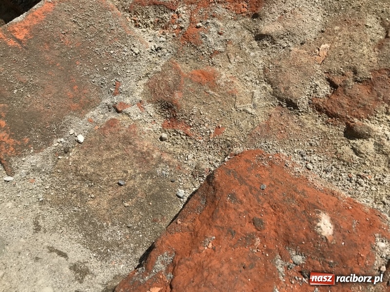 Zdjęcie w galerii na portalu naszraciborz.pl: Archeolodzy odkryli na rynku fragment ratusza?  wiadomości z regionu