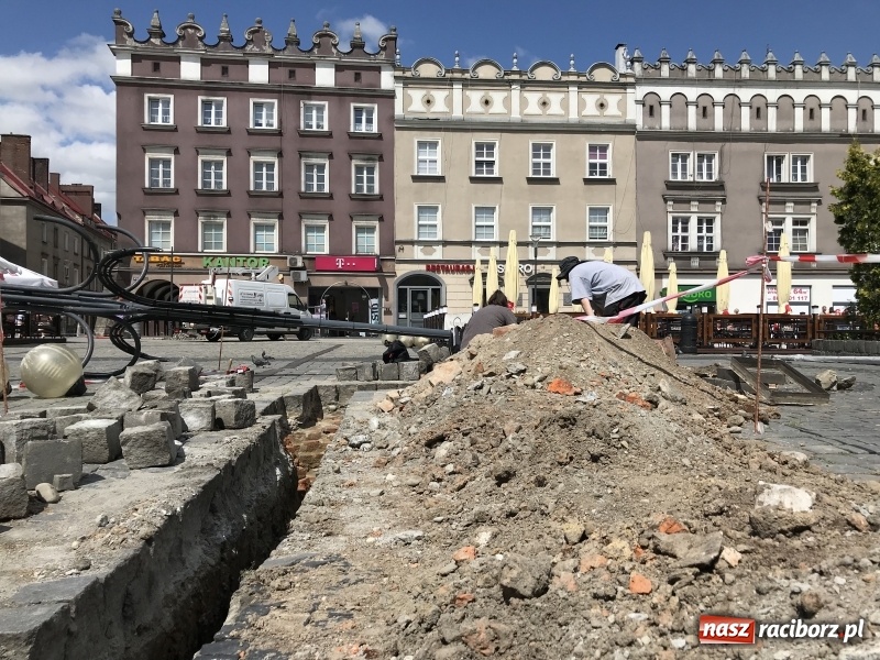Zdjęcie w galerii na portalu naszraciborz.pl: Archeolodzy odkryli na rynku fragment ratusza?  wiadomości z regionu