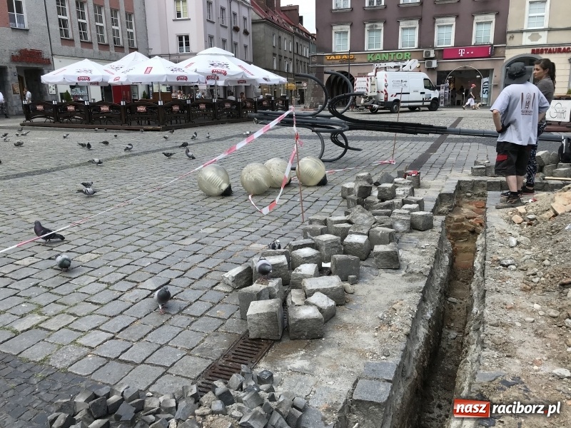 Zdjęcie w galerii na portalu naszraciborz.pl: Archeolodzy odkryli na rynku fragment ratusza?  wiadomości z regionu