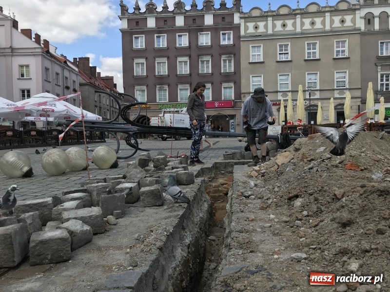 Zdjęcie w galerii na portalu naszraciborz.pl: Archeolodzy odkryli na rynku fragment ratusza?  wiadomości z regionu