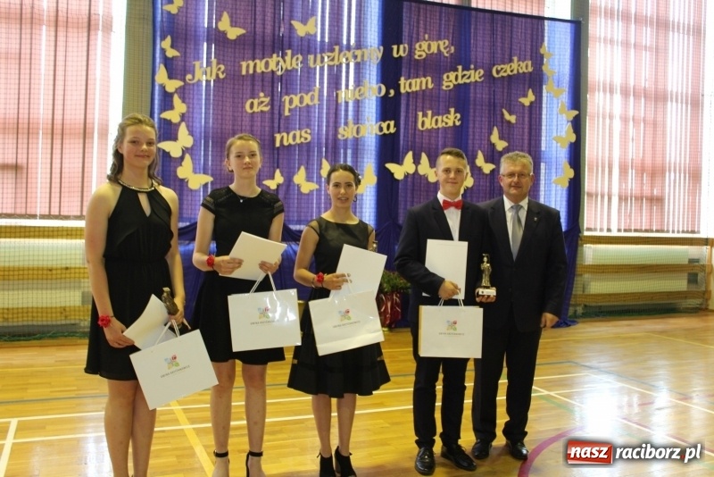 Zdjęcie w galerii na portalu naszraciborz.pl: Nagrody dla wyróżniających się absolwentów gminy Krzyżanowice  wiadomości z regionu