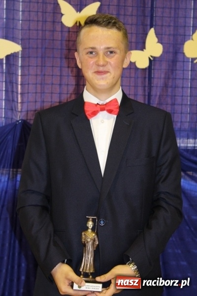 Zdjęcie w galerii na portalu naszraciborz.pl: Nagrody dla wyróżniających się absolwentów gminy Krzyżanowice  wiadomości z regionu