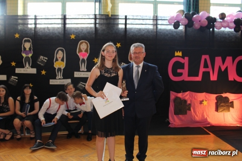 Zdjęcie w galerii na portalu naszraciborz.pl: Nagrody dla wyróżniających się absolwentów gminy Krzyżanowice  wiadomości z regionu