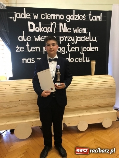 Zdjęcie w galerii na portalu naszraciborz.pl: Nagrody dla wyróżniających się absolwentów gminy Krzyżanowice  wiadomości z regionu