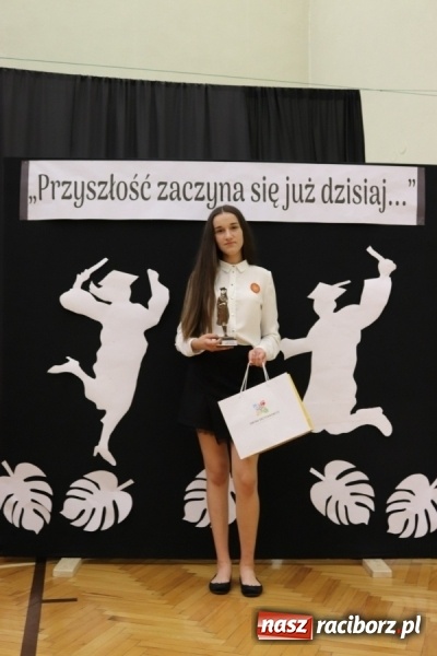 Zdjęcie w galerii na portalu naszraciborz.pl: Nagrody dla wyróżniających się absolwentów gminy Krzyżanowice  wiadomości z regionu