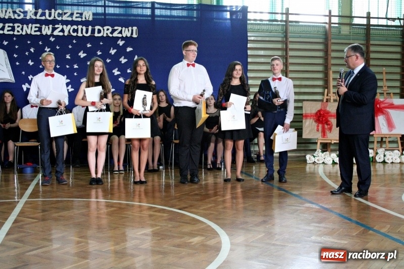 Zdjęcie w galerii na portalu naszraciborz.pl: Nagrody dla wyróżniających się absolwentów gminy Krzyżanowice  wiadomości z regionu