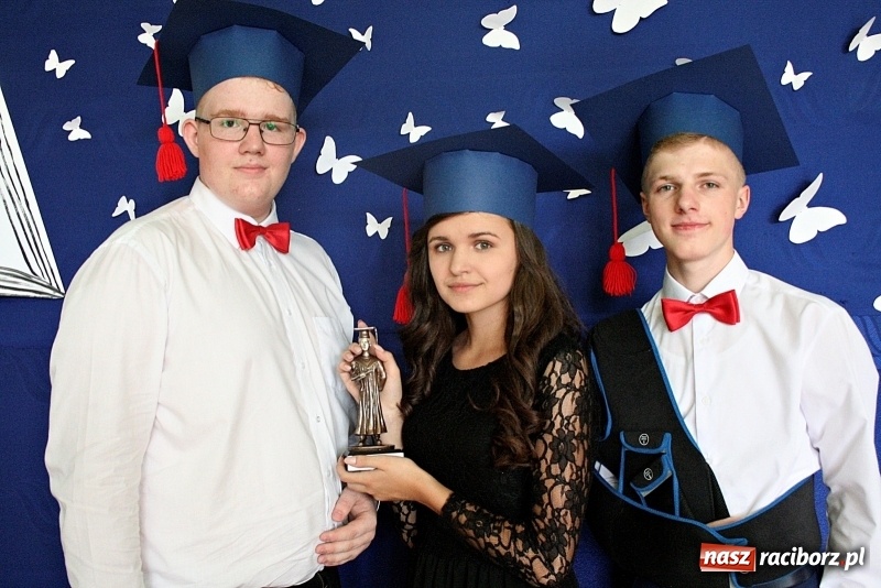 Zdjęcie w galerii na portalu naszraciborz.pl: Nagrody dla wyróżniających się absolwentów gminy Krzyżanowice  wiadomości z regionu