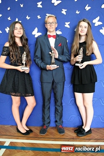 Zdjęcie w galerii na portalu naszraciborz.pl: Nagrody dla wyróżniających się absolwentów gminy Krzyżanowice  wiadomości z regionu