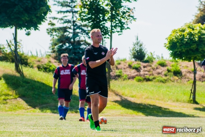 Zdjęcie w galerii na portalu naszraciborz.pl: W Pietrowicach Wielkich grali dla Arka [FOTO] wiadomości z regionu