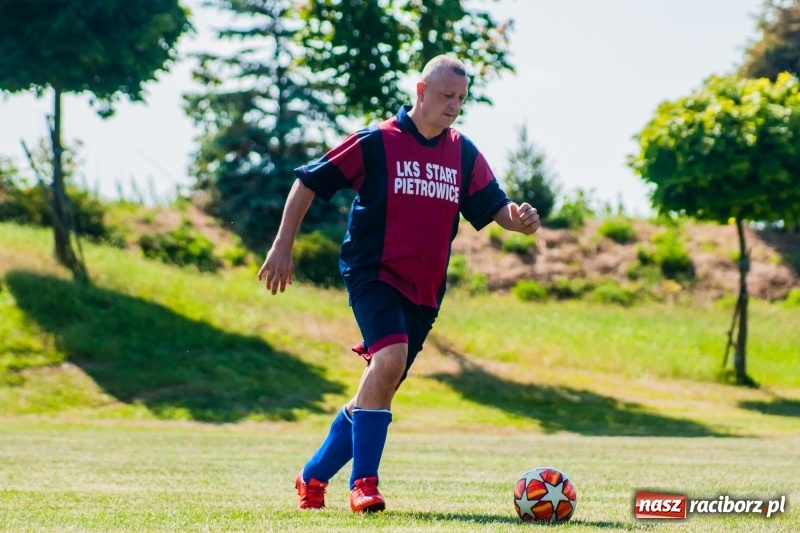 Zdjęcie w galerii na portalu naszraciborz.pl: W Pietrowicach Wielkich grali dla Arka [FOTO] wiadomości z regionu