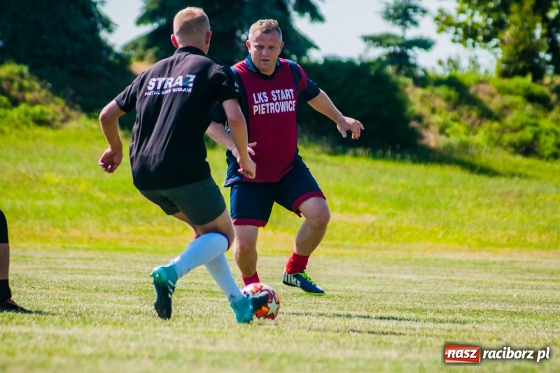 Zdjęcie w galerii na portalu naszraciborz.pl: W Pietrowicach Wielkich grali dla Arka [FOTO] wiadomości z regionu