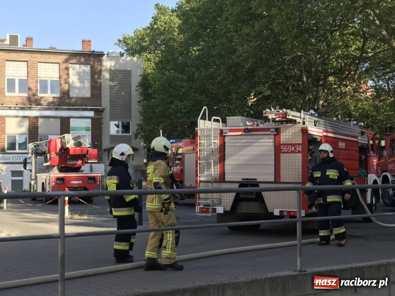Zdjęcie w galerii na portalu naszraciborz.pl: Powtórka z rozrywki. Pożar starego szpitala na Bema  wiadomości z regionu