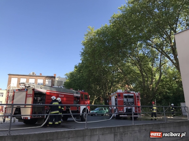 Zdjęcie w galerii na portalu naszraciborz.pl: Powtórka z rozrywki. Pożar starego szpitala na Bema  wiadomości z regionu