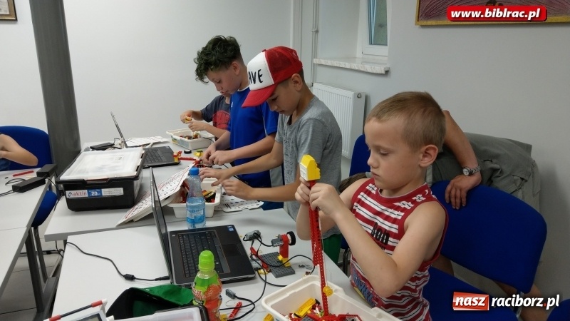 Zdjęcie w galerii na portalu naszraciborz.pl: Zajęcia Lego w bibliotece. Dzieci budowały i programowały roboty wiadomości z regionu