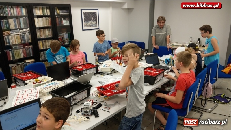 Zdjęcie w galerii na portalu naszraciborz.pl: Zajęcia Lego w bibliotece. Dzieci budowały i programowały roboty wiadomości z regionu