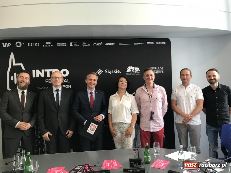 Zdjęcie w galerii na portalu naszraciborz.pl: Budowanie światłem na zamku. INTRO Festival i jego DNA  wiadomości z regionu