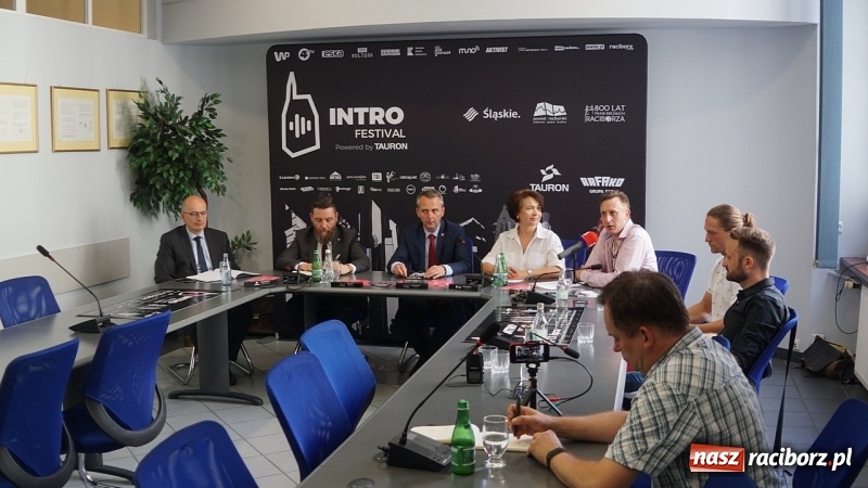 Zdjęcie w galerii na portalu naszraciborz.pl: Budowanie światłem na zamku. INTRO Festival i jego DNA  wiadomości z regionu