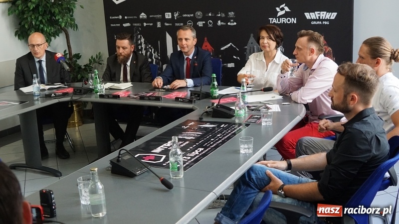 Zdjęcie w galerii na portalu naszraciborz.pl: Budowanie światłem na zamku. INTRO Festival i jego DNA  wiadomości z regionu