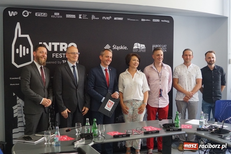 Zdjęcie w galerii na portalu naszraciborz.pl: Budowanie światłem na zamku. INTRO Festival i jego DNA  wiadomości z regionu