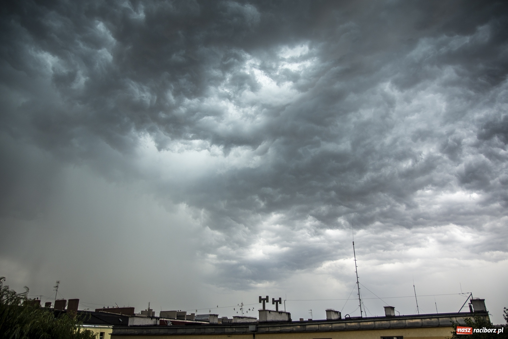 Zdjęcie w galerii na portalu naszraciborz.pl: Front burzowy nad ziemią raciborską [FOTO] wiadomości z regionu
