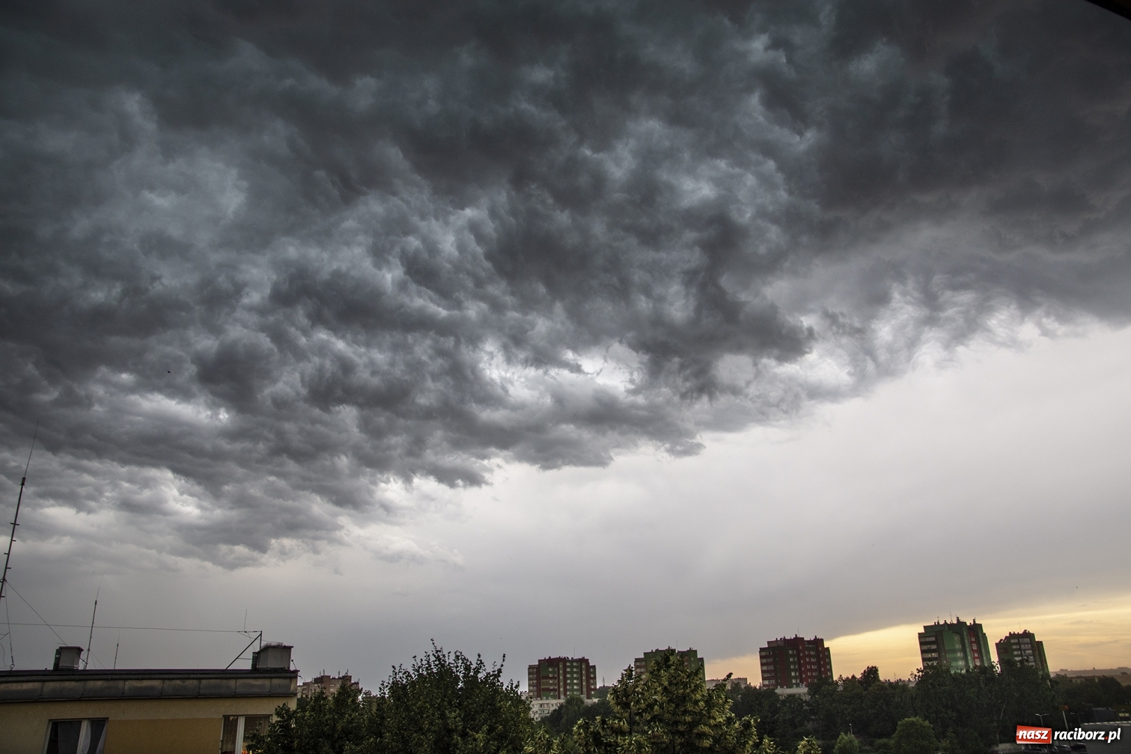 Zdjęcie w galerii na portalu naszraciborz.pl: Front burzowy nad ziemią raciborską [FOTO] wiadomości z regionu