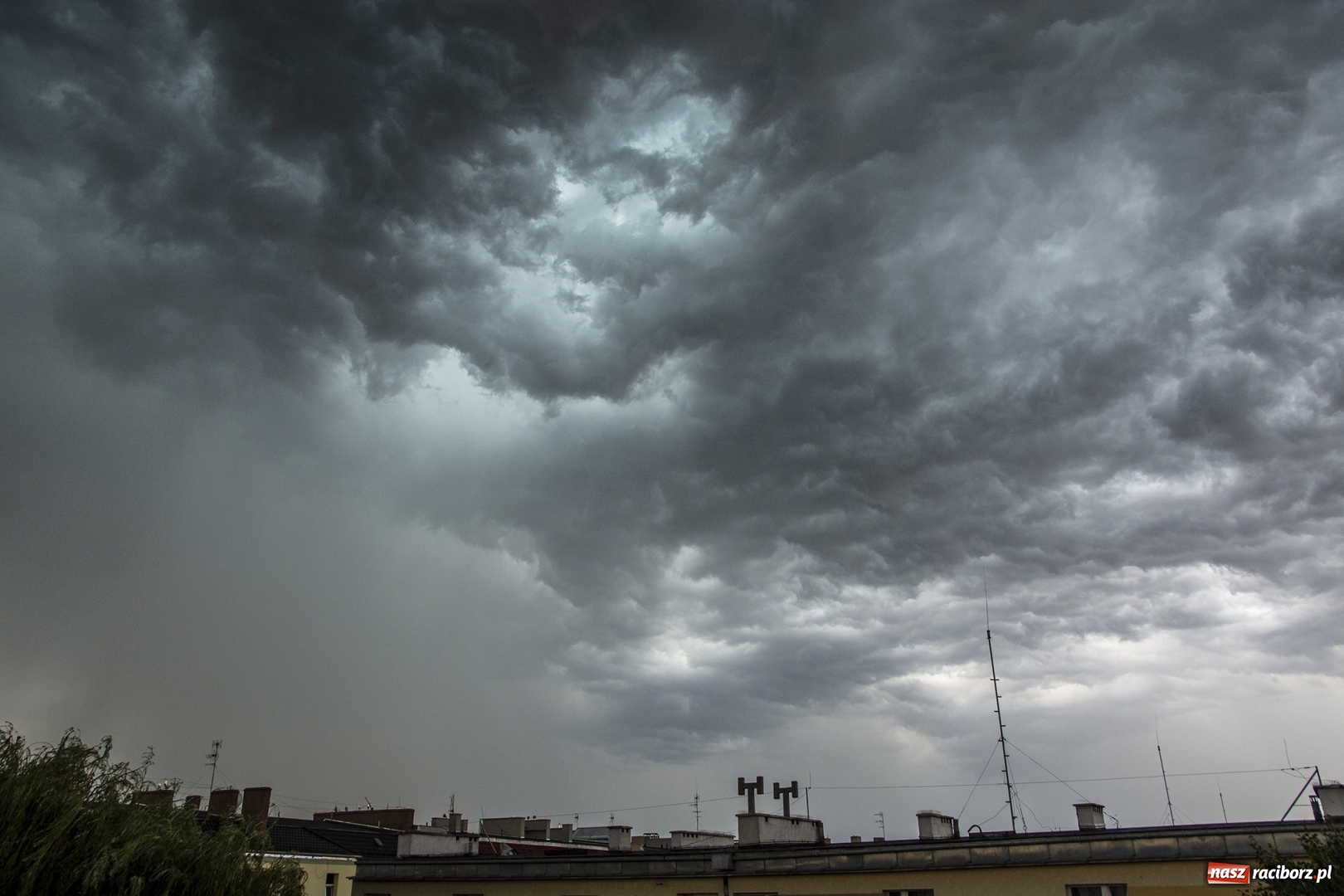 Zdjęcie w galerii na portalu naszraciborz.pl: Front burzowy nad ziemią raciborską [FOTO] wiadomości z regionu