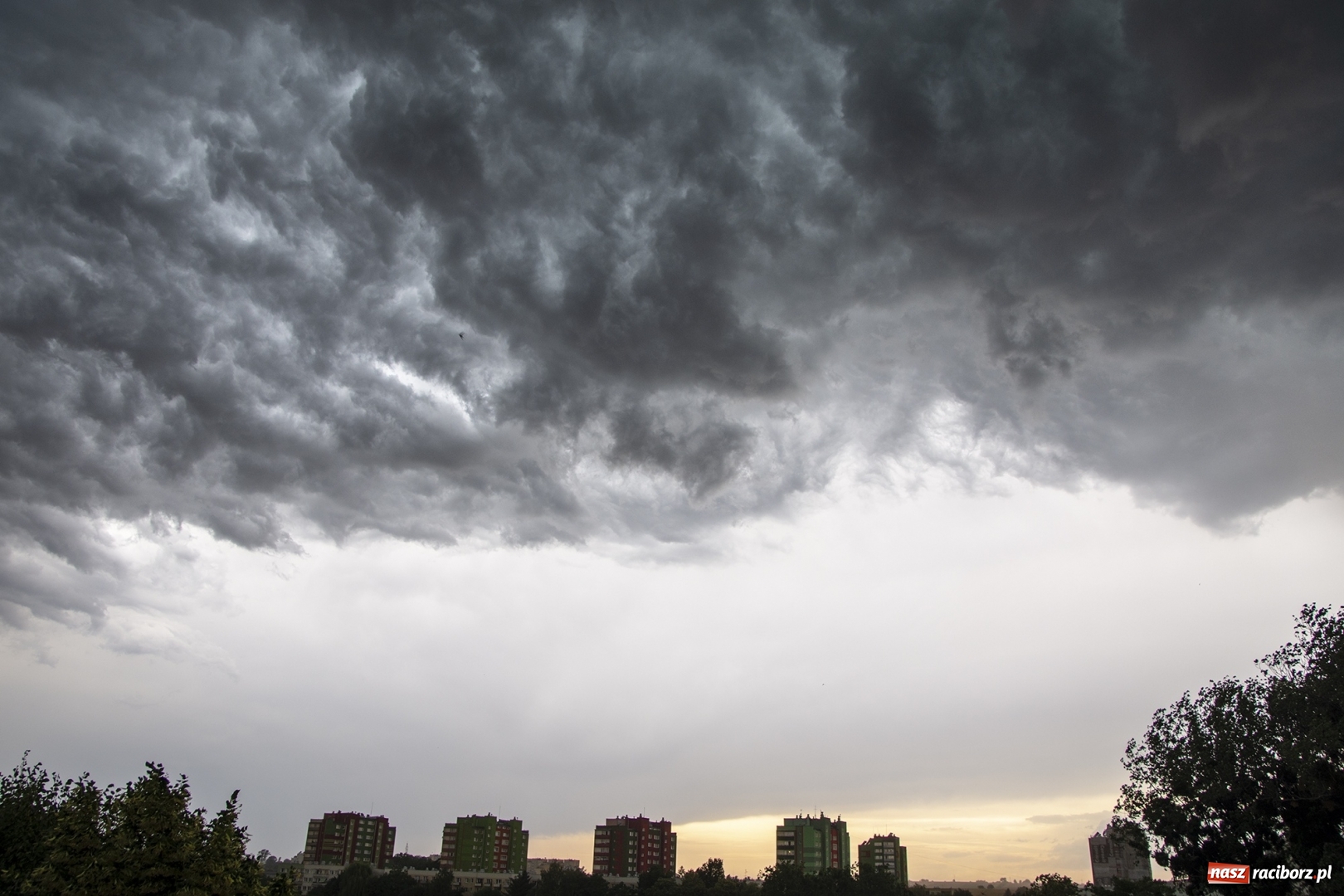 Zdjęcie w galerii na portalu naszraciborz.pl: Front burzowy nad ziemią raciborską [FOTO] wiadomości z regionu