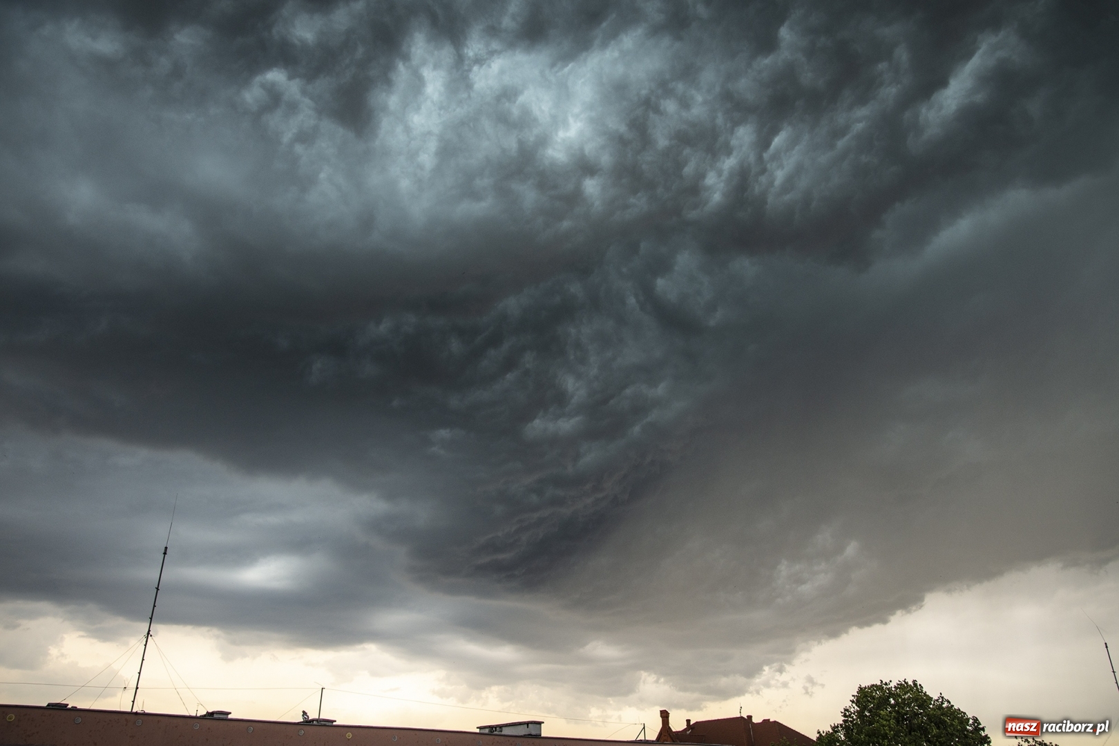 Zdjęcie w galerii na portalu naszraciborz.pl: Front burzowy nad ziemią raciborską [FOTO] wiadomości z regionu